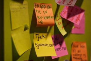 Post-it notes på væggen i Fredericia Ungdomshus