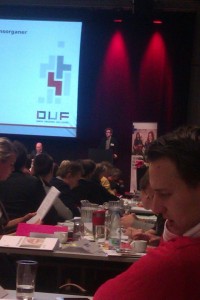 NAU's formand Rasmus Petersen på talerstolen til DUF's delegeretmøde