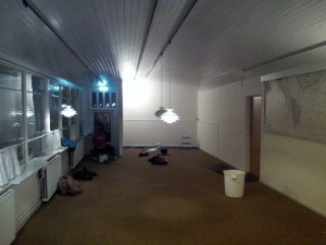 Ungdomshuset består først og fremmest af et lokale på 20*5 meter, men de unge har efterfølgende fået både thekøkken og et ekstra rum.