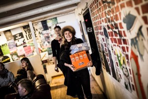 De deltagende forsynes med cookies og ice tea. Foto: Richo Lund Hald.