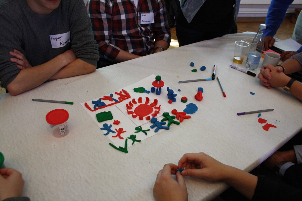 På UR2015's første seminar blev deltagerne bedt om at forme visionerne for ungdomsrådet i modellervoks.